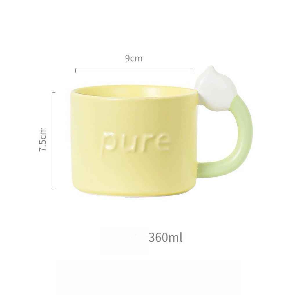 Tasse en céramique jaune beurre