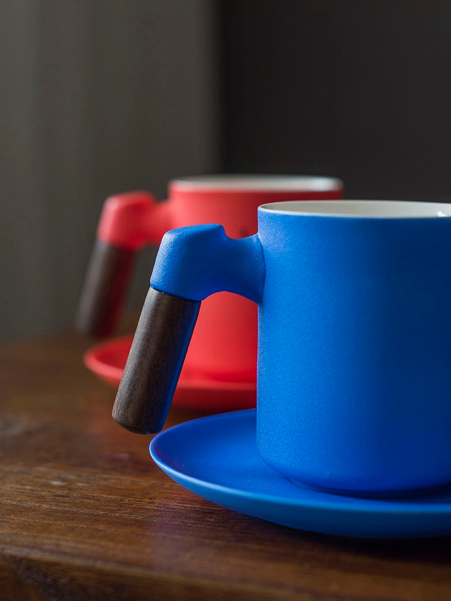 Tasse en céramique bleu profond