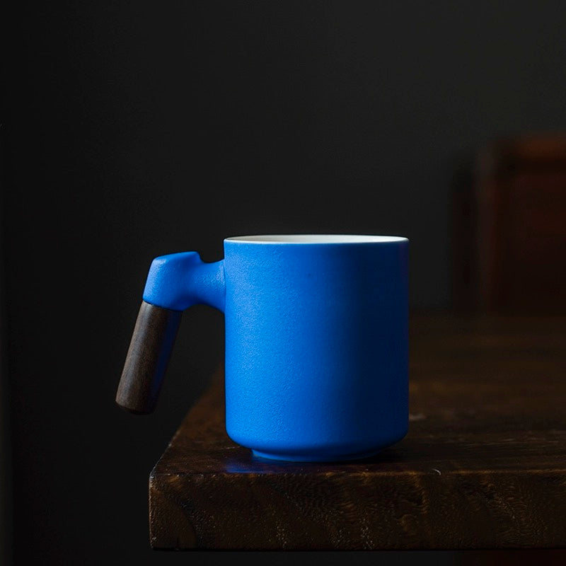 Tasse en céramique bleu profond