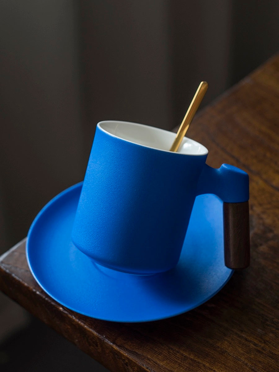 Tasse en céramique bleu profond