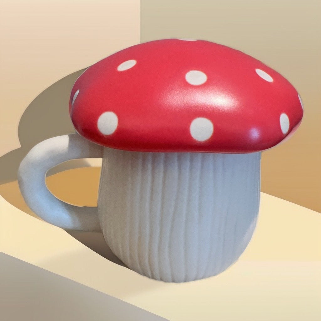 Tasse en céramique aux champignons rouges