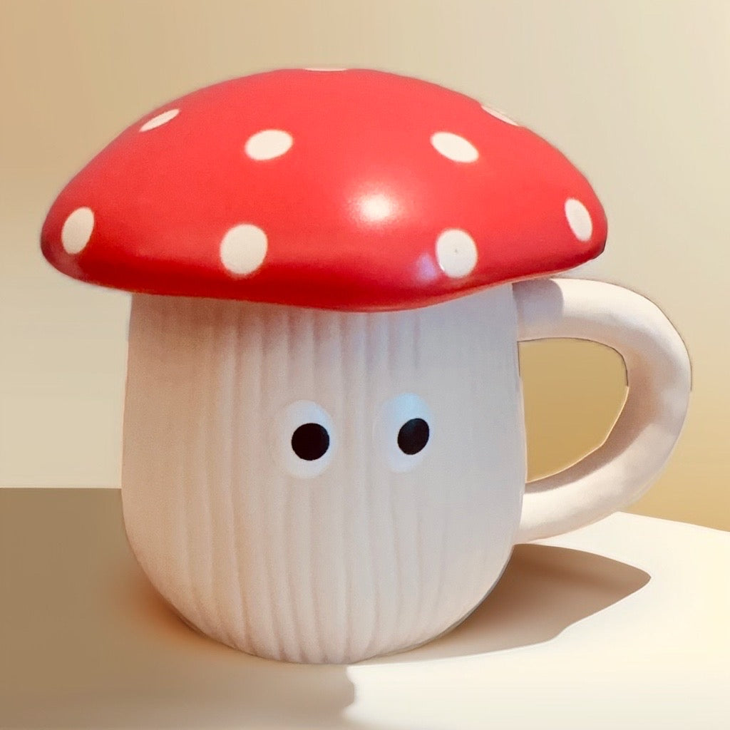 Tasse en céramique aux champignons rouges