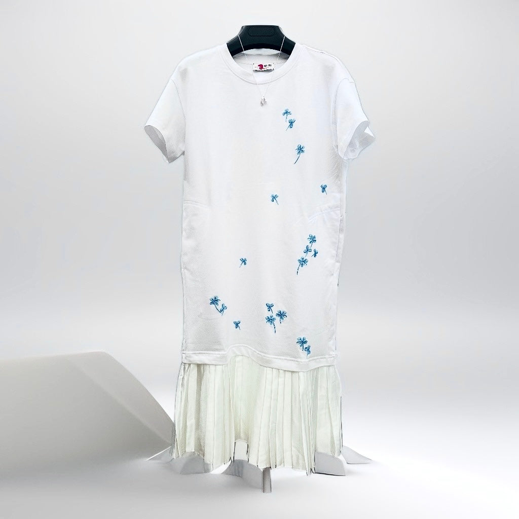 Robe de broderie - Blanche avec fleurs bleues