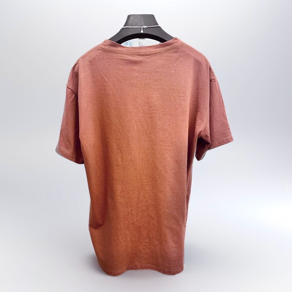 T-shirt di design: arancione marrone