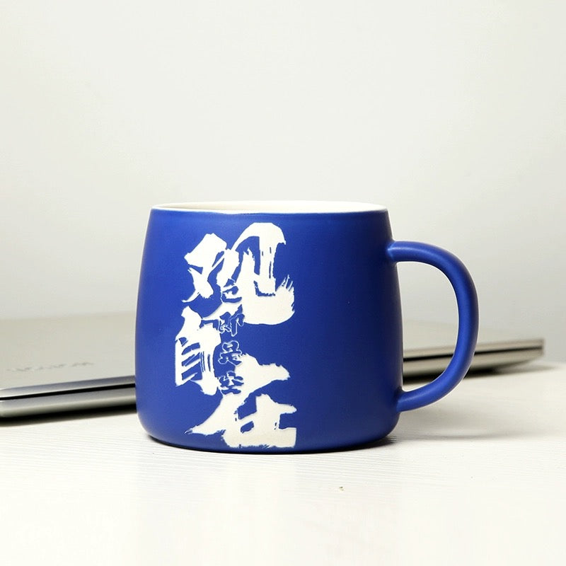 Tazza in ceramica con caratteri cinesi blu 1