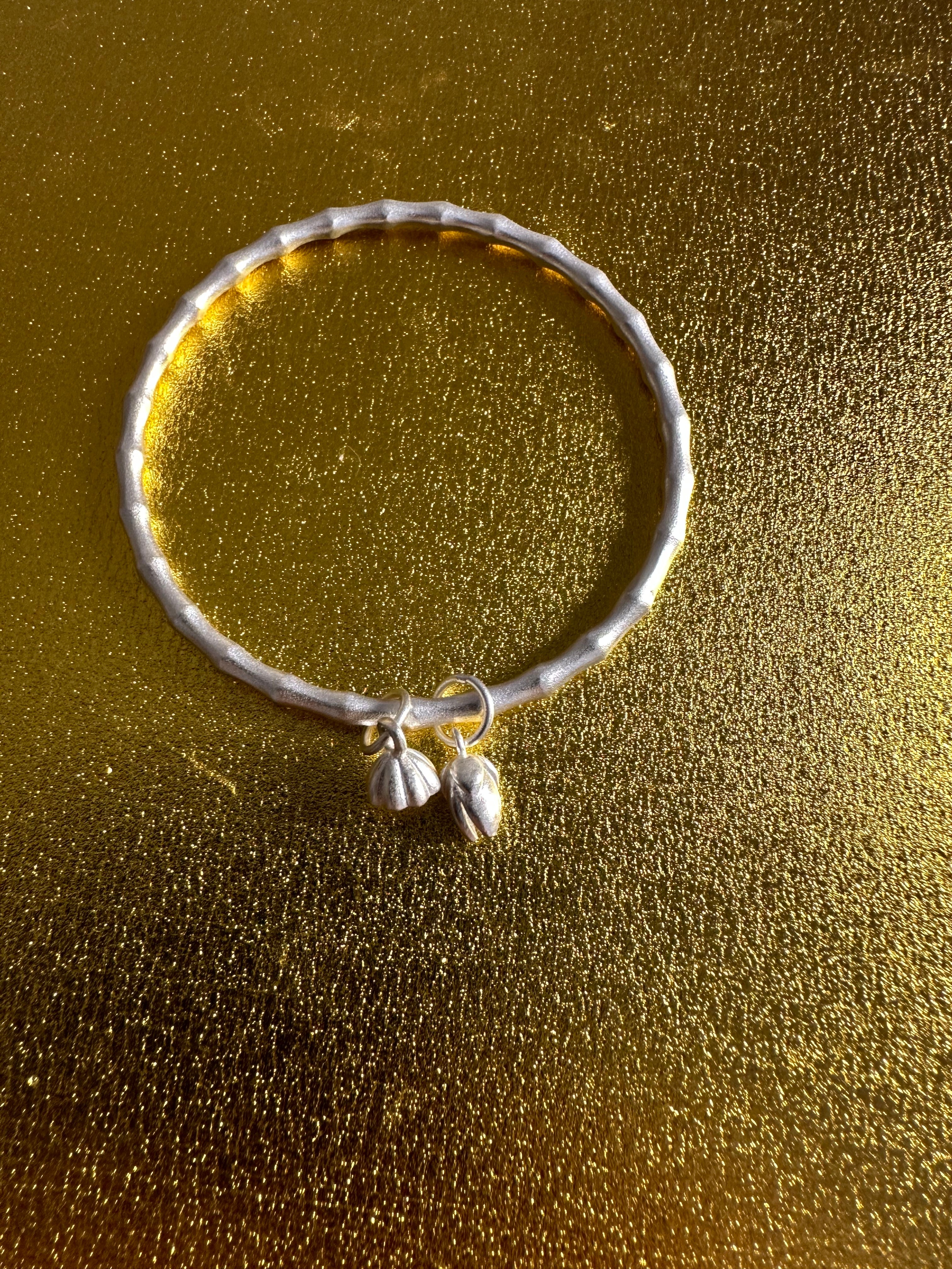 Bracciale con boccioli ondulati