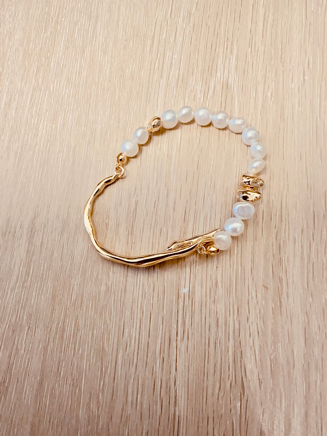 Bracciale placcato in argento con perle e pietre dorate