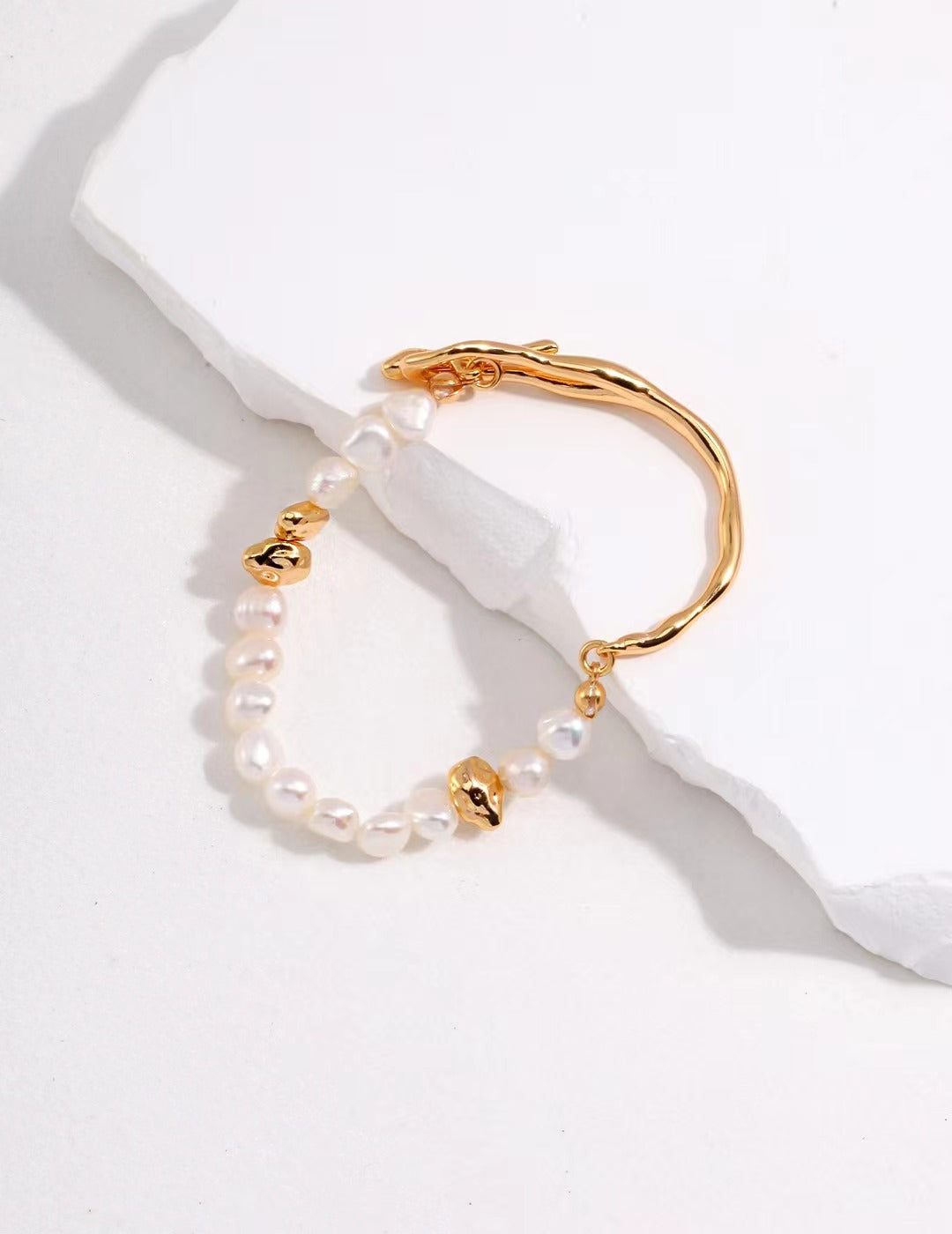 Bracciale placcato in argento con perle e pietre dorate